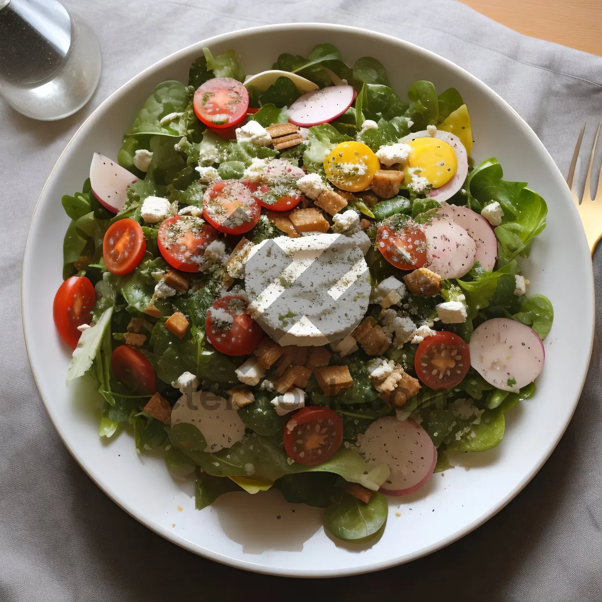 Picture of Healthy Vegetable Salad with Grilled Chicken and Olive Oil Dressing
