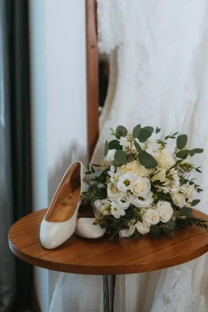 Floral bridal bouquet in vintage china vase