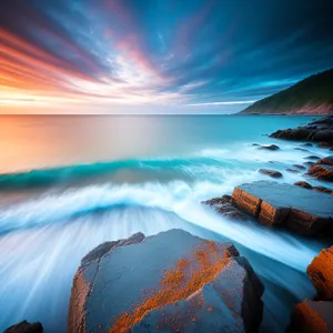 Vibrant Sunset Seascape: Captivating Blend of Colors