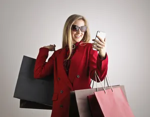 Attractive brunette businesswoman smiling in trench coat