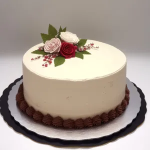 Delicious berry cake with vanilla icing and cream