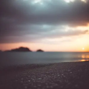Golden Horizons: A Stunning Sunset Over the Ocean