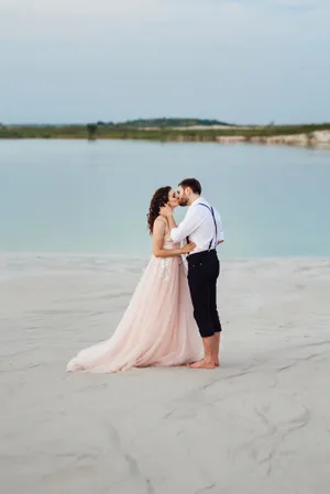 Happy couple on tropical beach vacation in paradise.