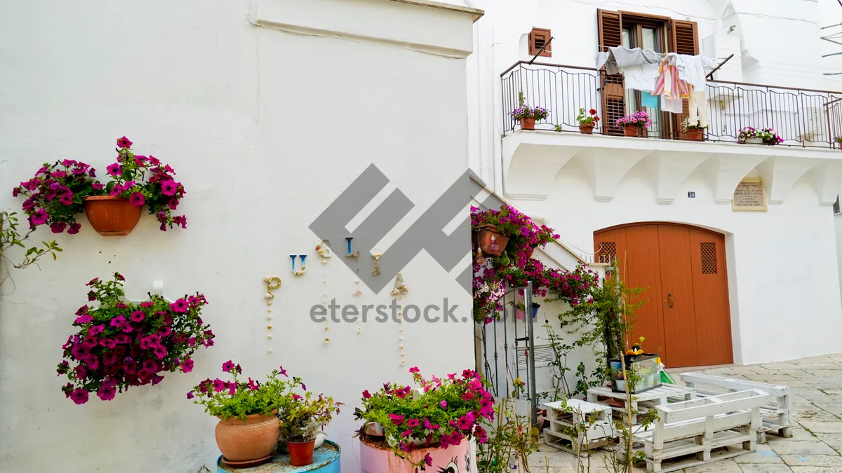 Picture of Indoor living room with table and flowers