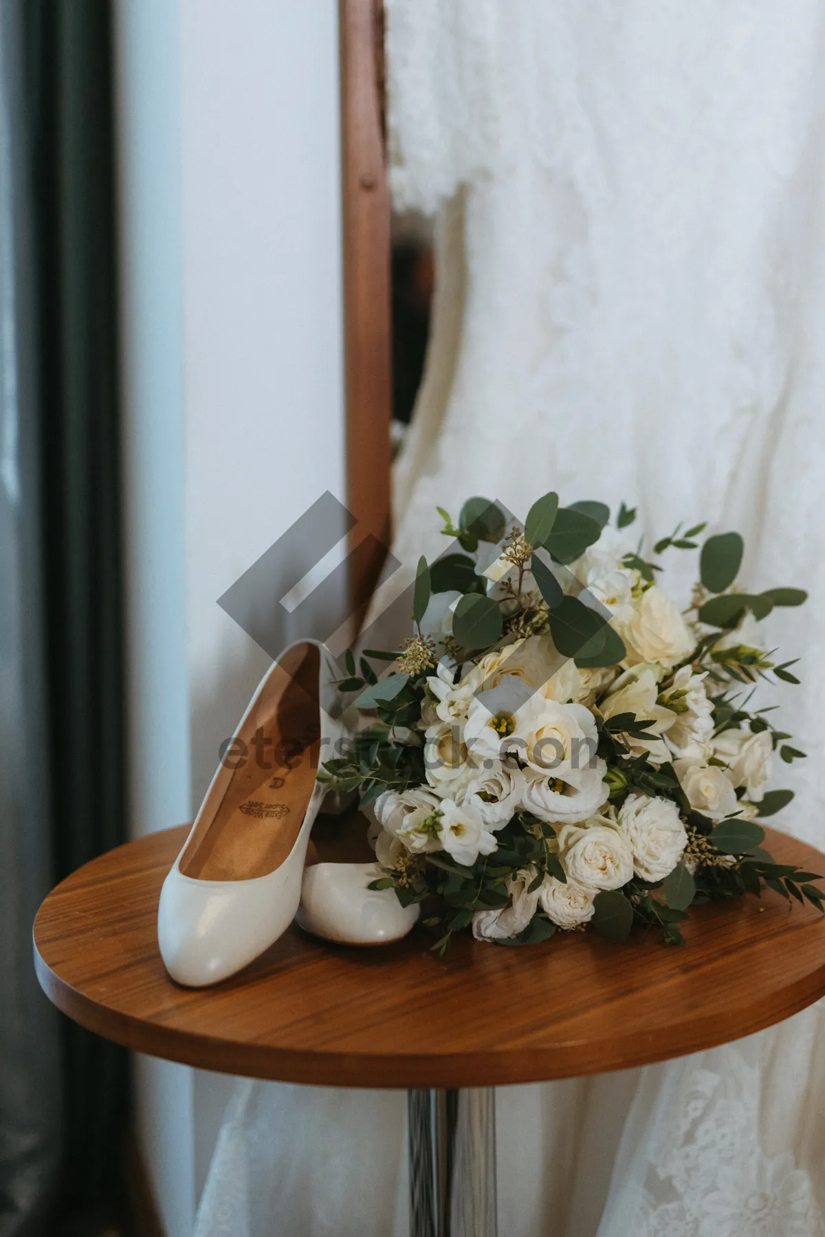 Picture of Floral bridal bouquet in vintage china vase