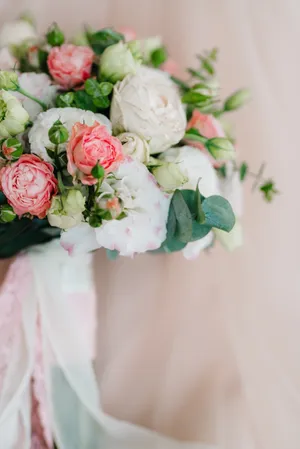 Romantic pink rose bouquet for wedding celebration.