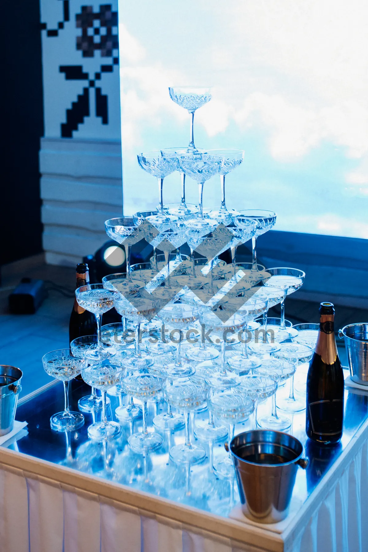 Picture of Glass beaker container with liquid in laboratory setting