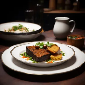 Gourmet steak salad with fresh vegetables and sauce.