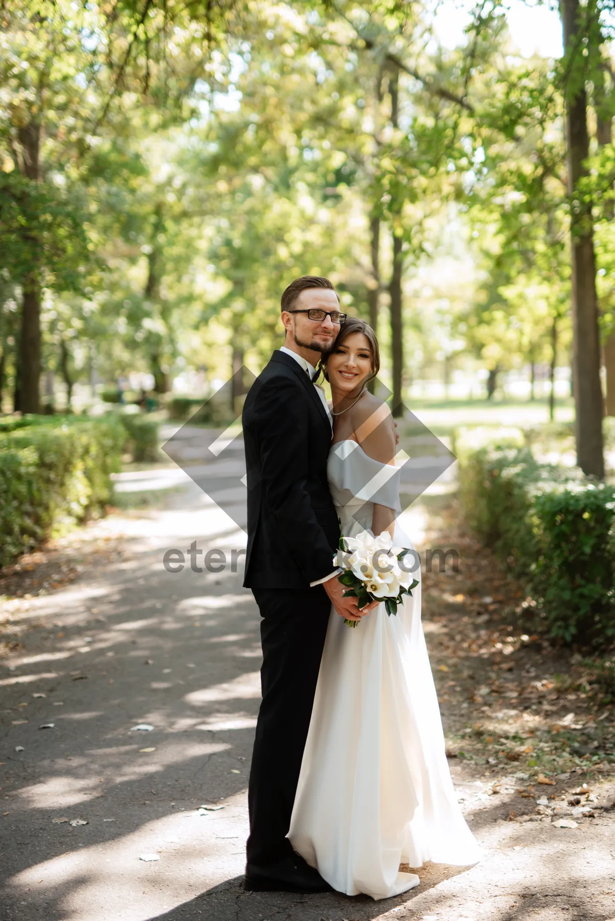 Picture of Happy wedding couple smiling in the park portrait笑