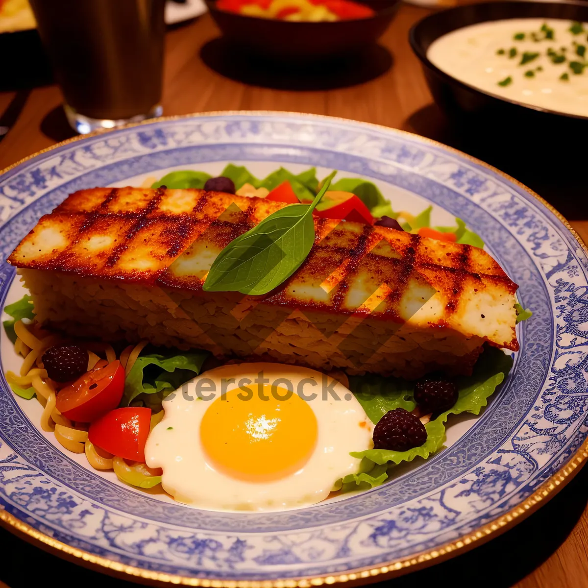Picture of Nutrient-rich Vegetable Salad with Grilled Meat