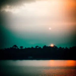 Sunset over the Ocean: A Golden Horizon