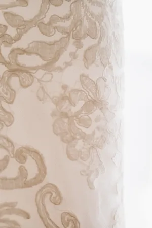 Vintage floral wallpaper design with elegant swirls.