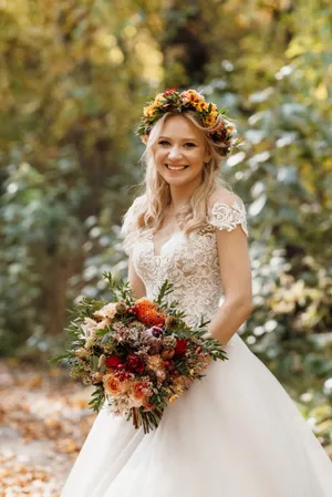 Fashion bride smiling in outdoor wedding.