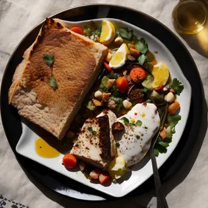 Fresh vegetable salad with grilled beef and cheese