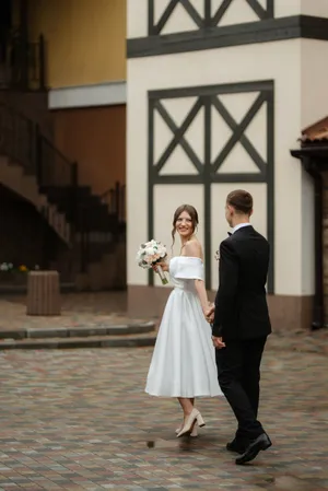 Happy wedding couple with bouquet of flowers.