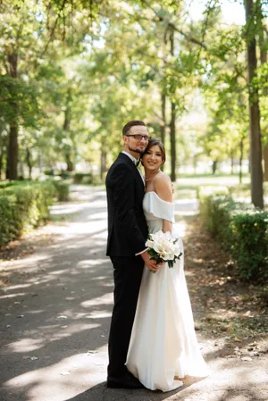 Happy wedding couple smiling in the park portrait笑