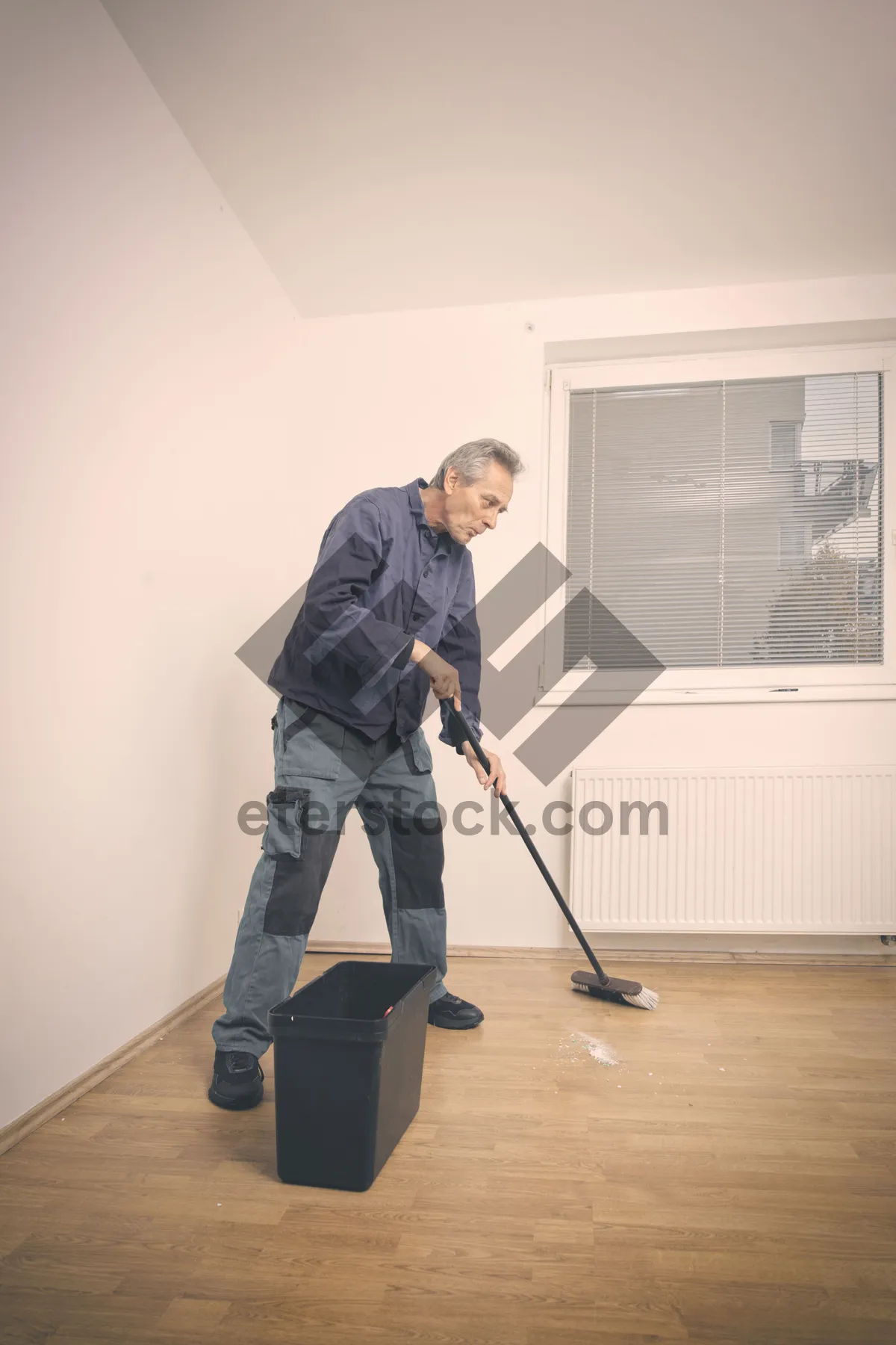 Picture of Male golfer cleaning golf club with swab.