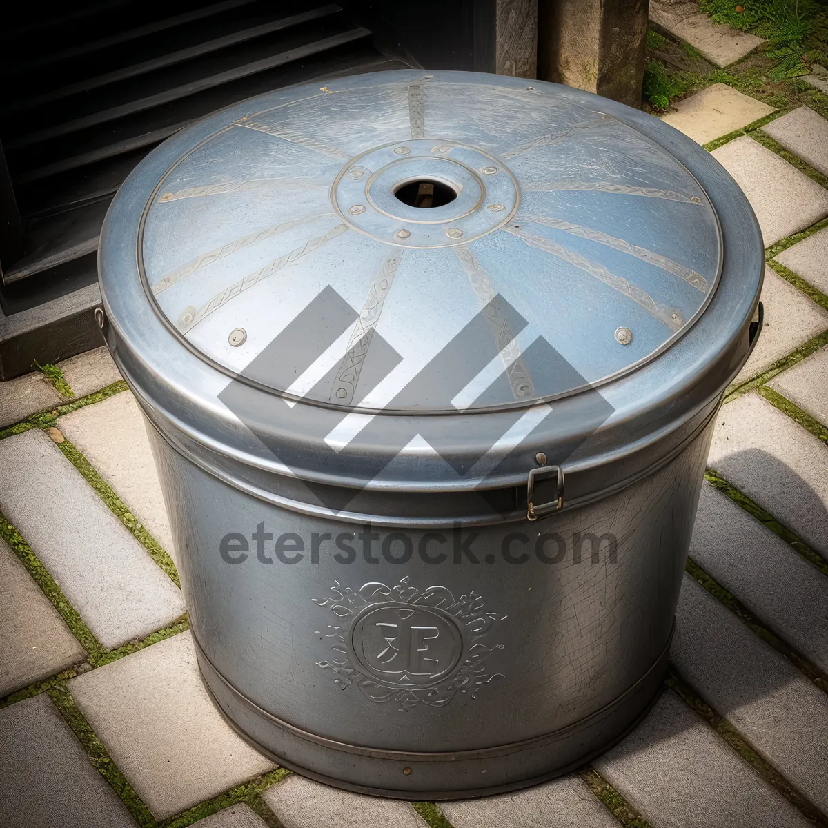 Picture of Metal Dutch Oven Ashcan: Efficient Home Kitchen Cooker