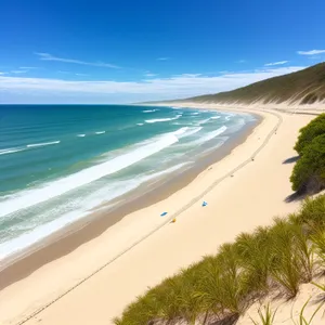 Turquoise Paradise: Sunny Beachscape with Relaxing Waves.