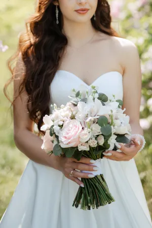 Happy wedding couple with floral bouquet